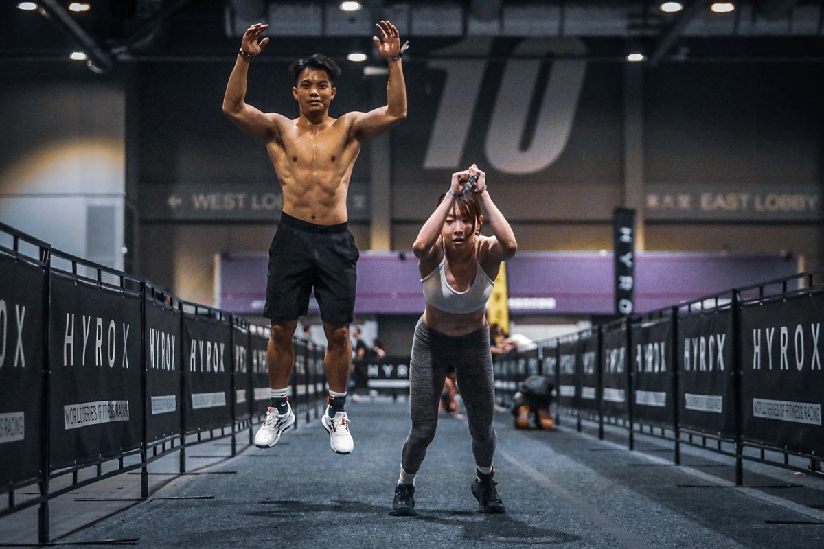 Burpees broad jumps sur la piste Hyrox