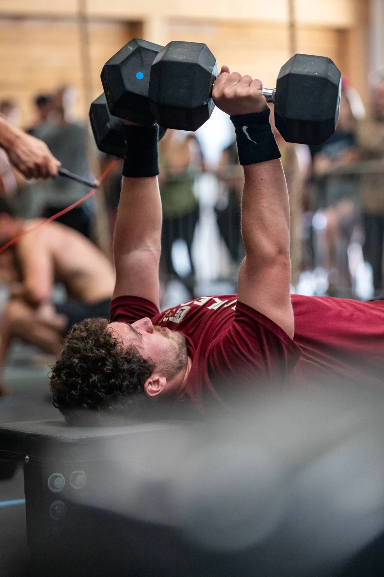 Développé couché haltères pendant un entraînement CrossFit