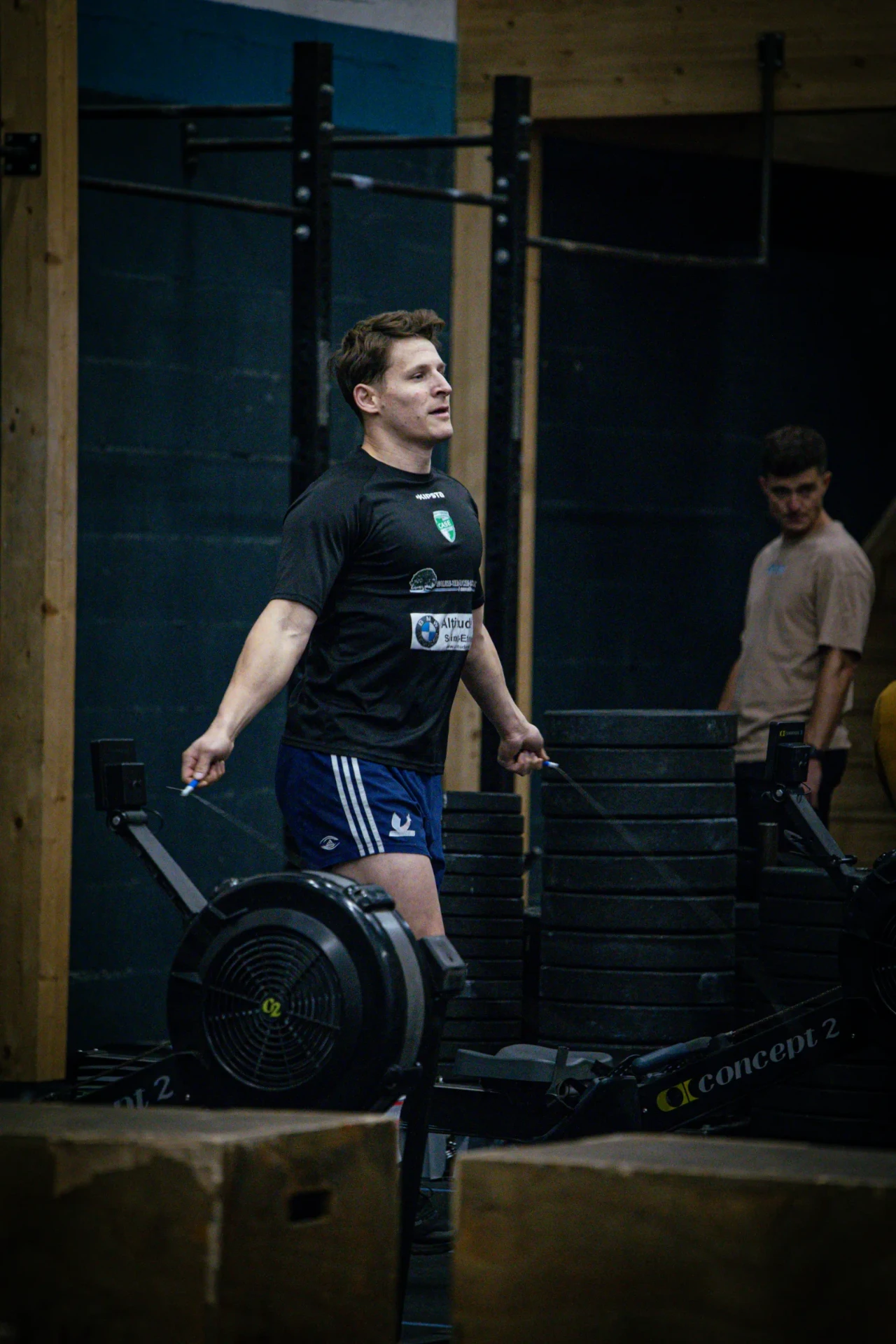 Athlète à la corde à sauter entre deux rameurs Concept2 pendant un WOD