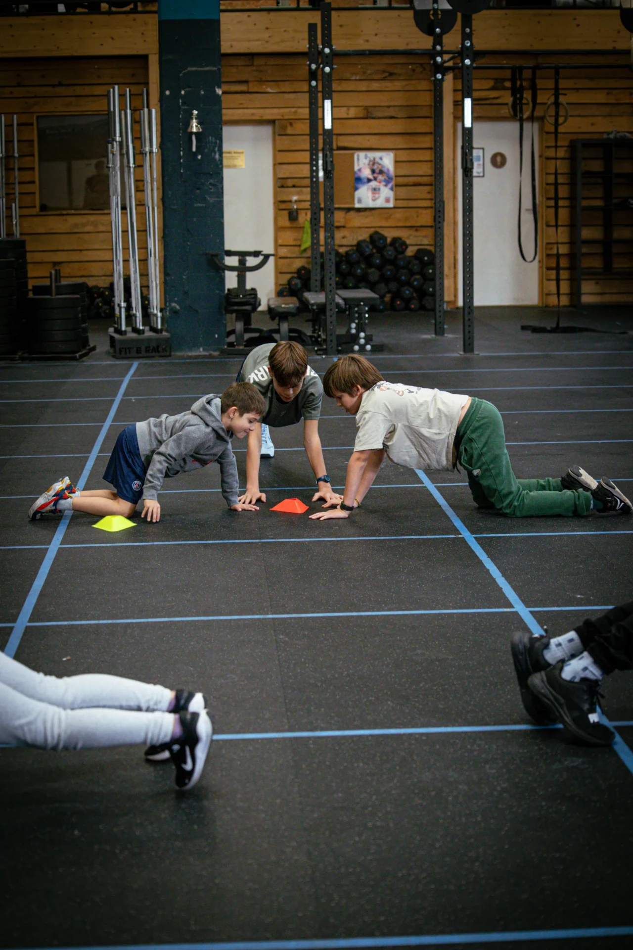 Enfants en position de gainage pendant un jeu de CrossFit Kids