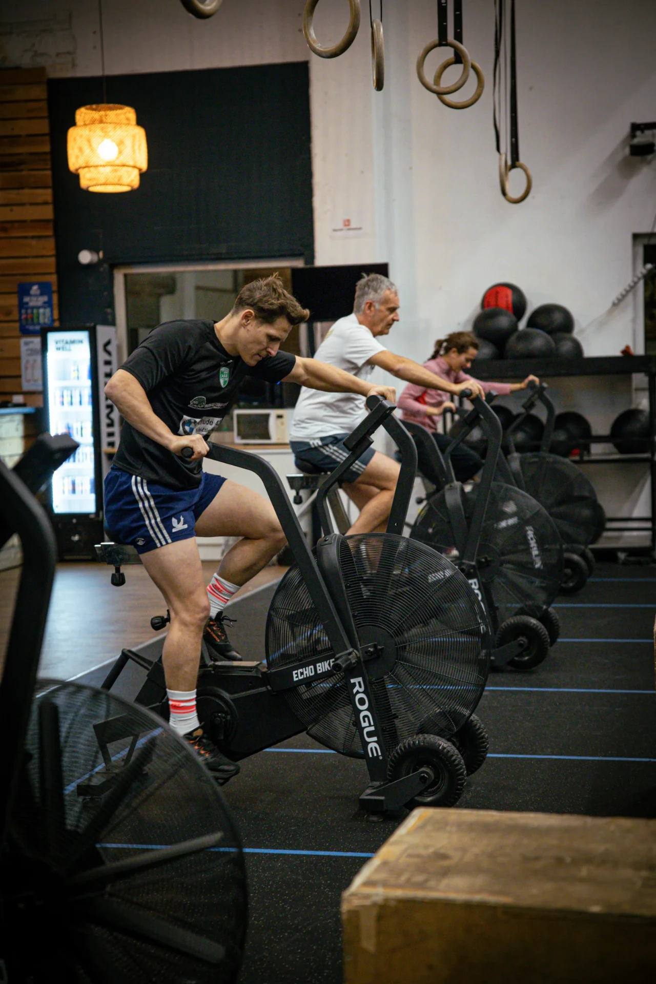 Entraînement cardio sur vélos assault, préparation Hyrox à Saint-Étienne