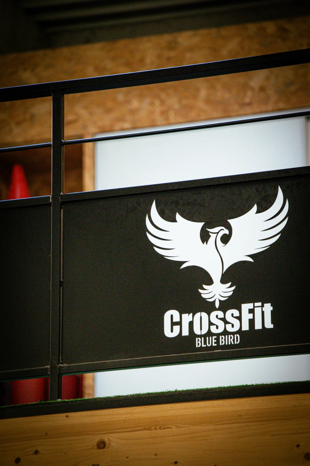 Enseigne CrossFit Blue Bird à l'intérieur de la salle