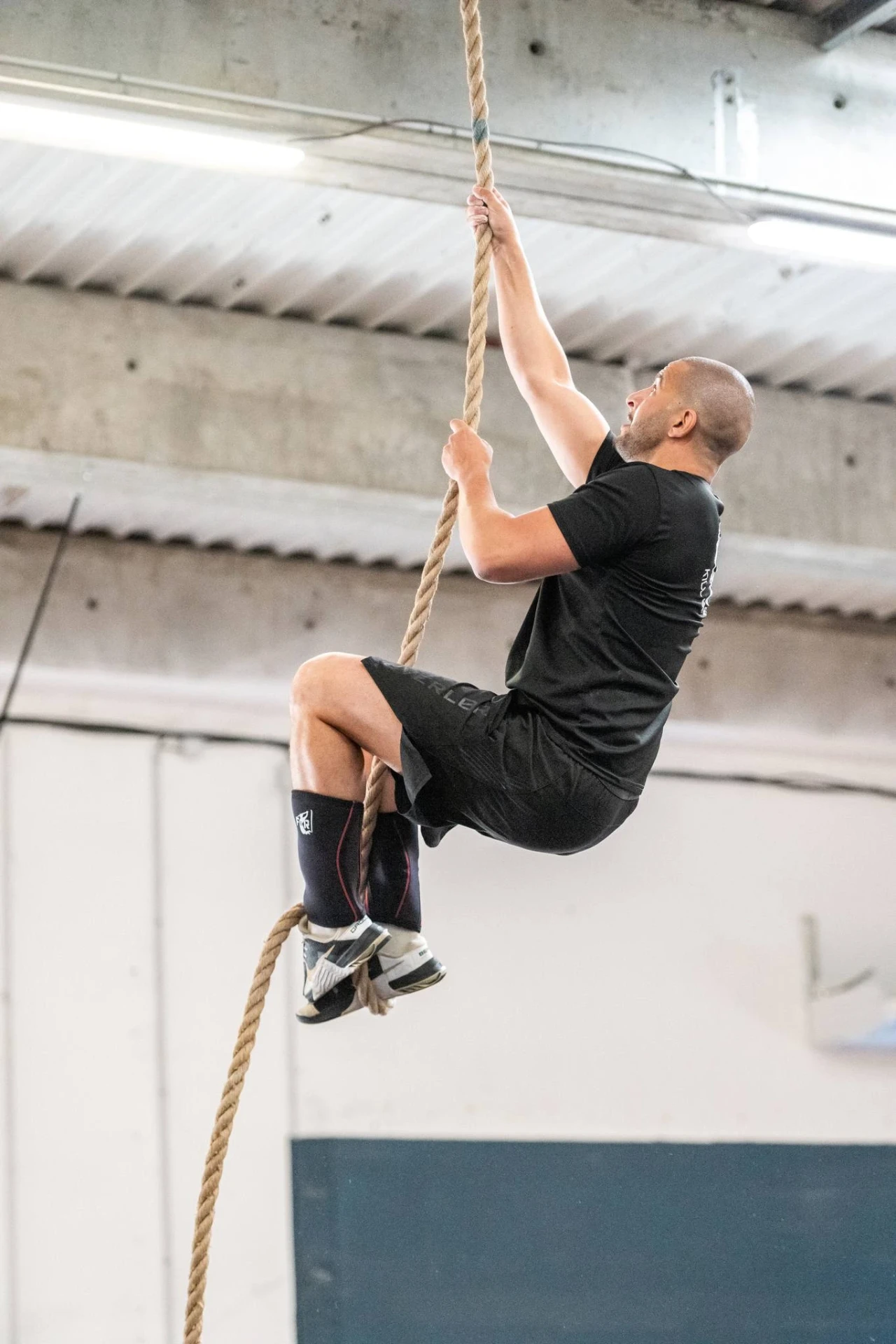 Montée à la corde, travail de gymnastique CrossFit