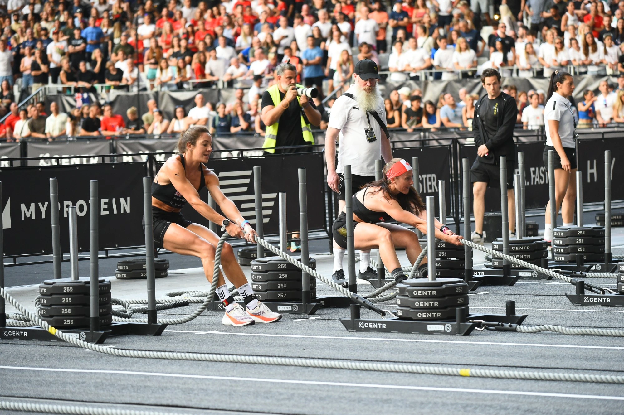 Athlètes tirant le traîneau à la corde en Hyrox Sled Pull