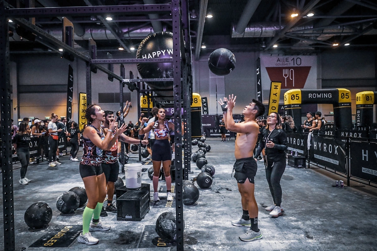 Wall balls dans la zone finale d'une course Hyrox