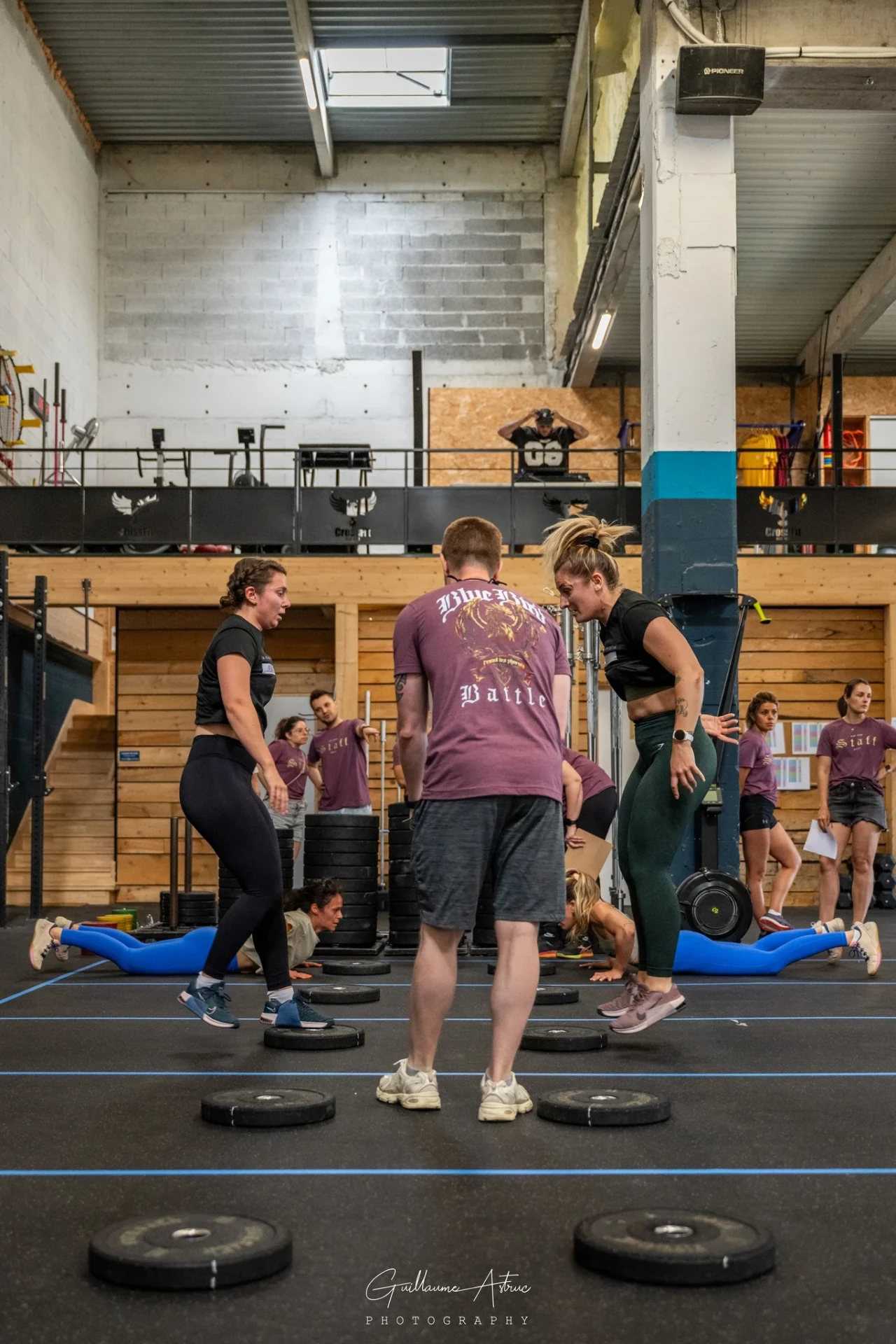 Échauffement collectif avant le WOD dans la salle de CrossFit à Saint-Étienne