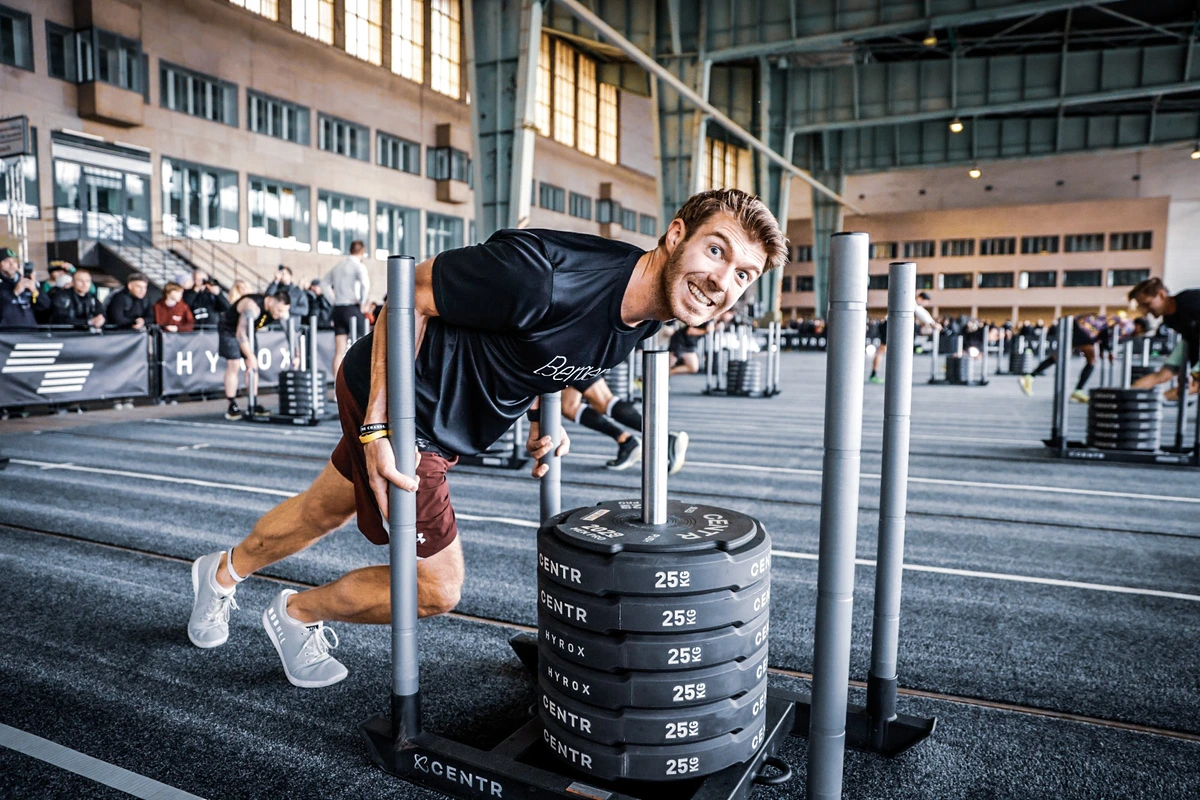 Athlète poussant le traîneau Hyrox Sled Push