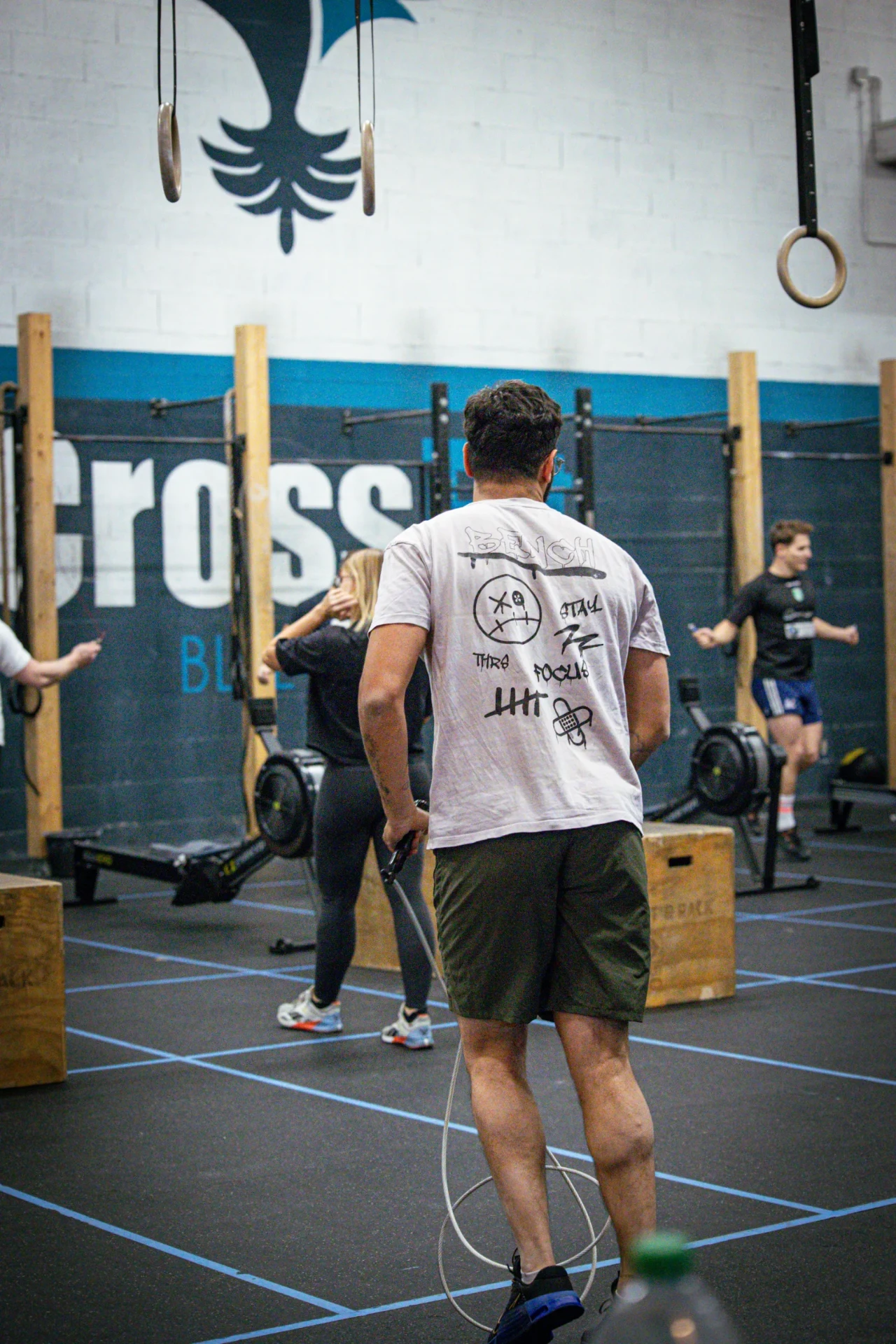 Athlète à la corde à sauter devant le mur CrossFit Blue Bird