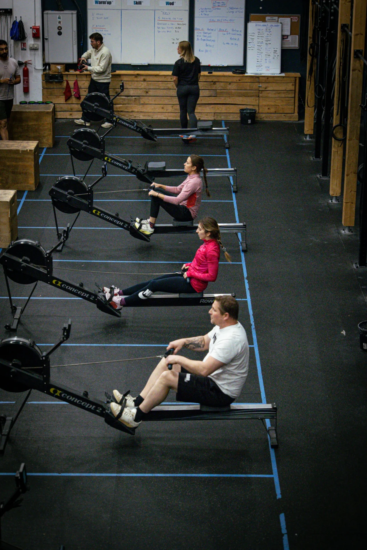 Rameurs Concept2 alignés dans la salle de CrossFit à Saint-Étienne