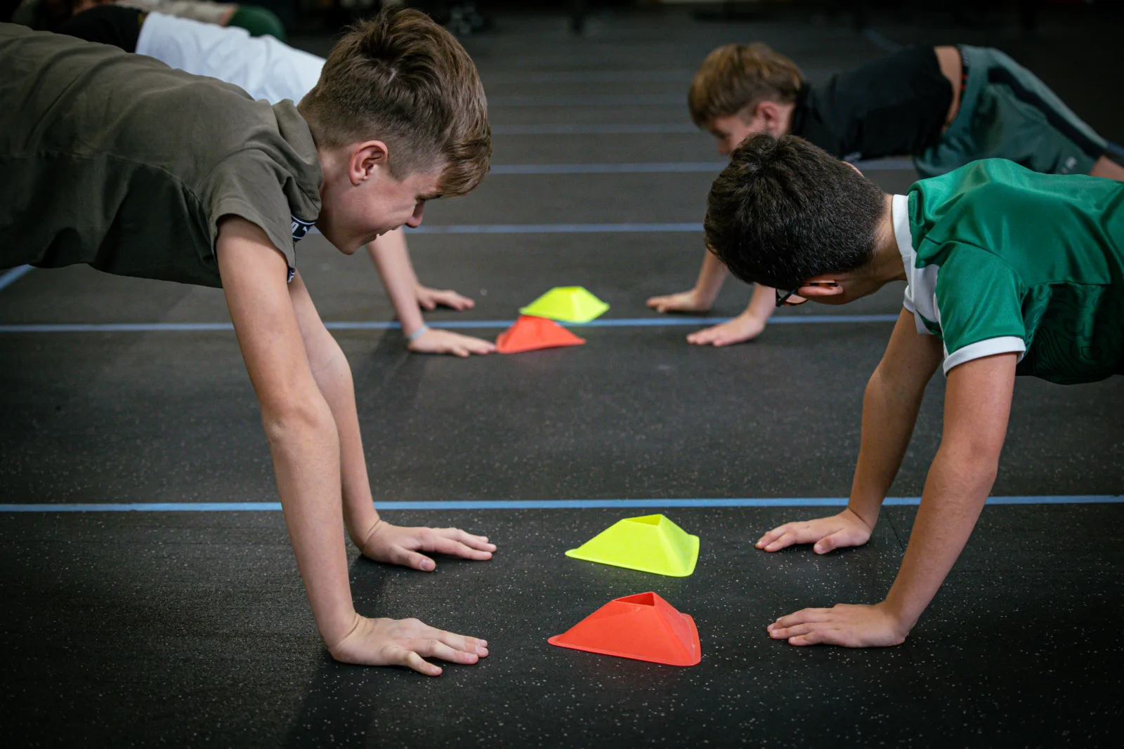 Enfants en gainage autour de plots pendant une séance de CrossFit Kids à Saint-Étienne