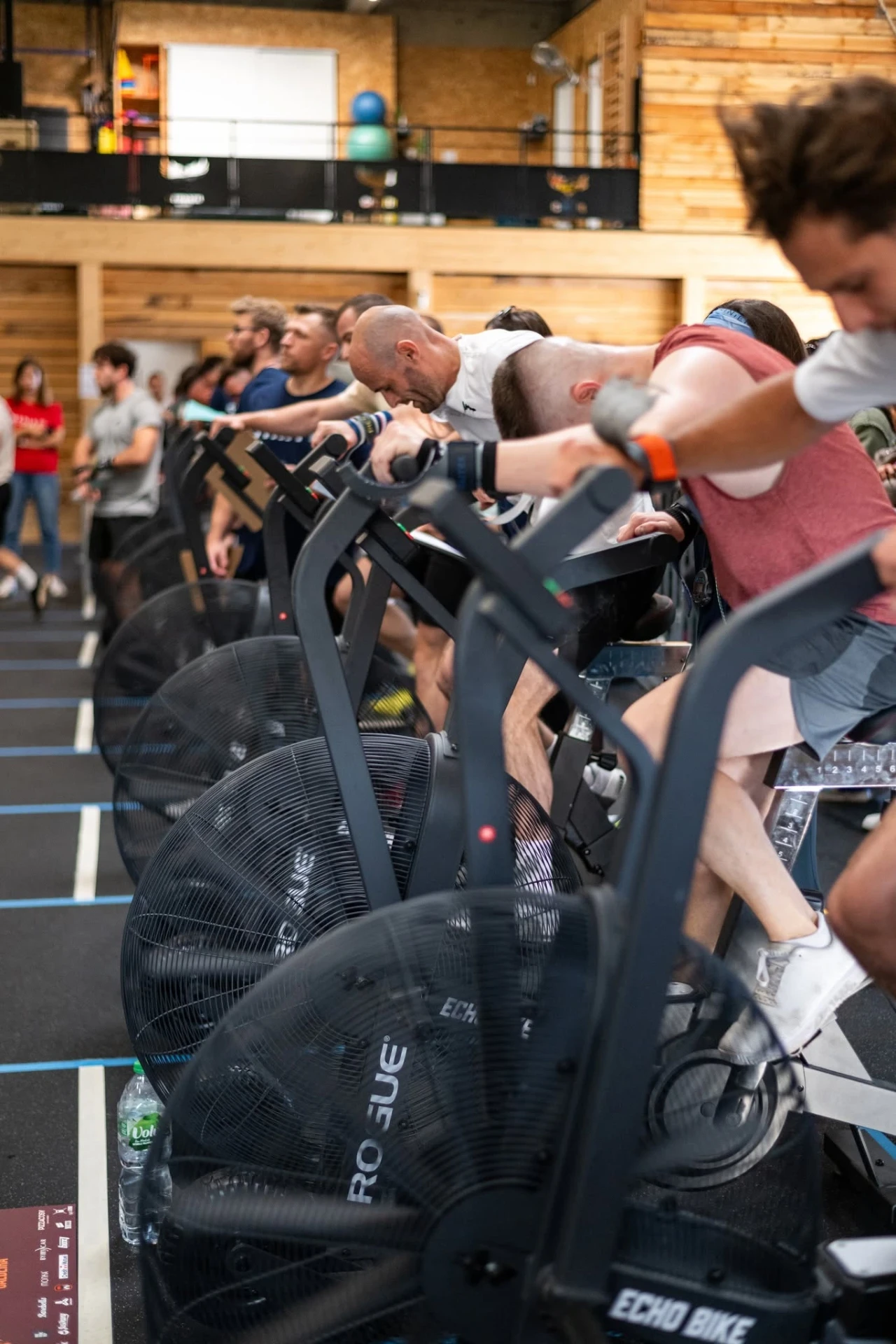 Zone cardio avec Echo Bikes dans la salle de CrossFit à Saint-Étienne