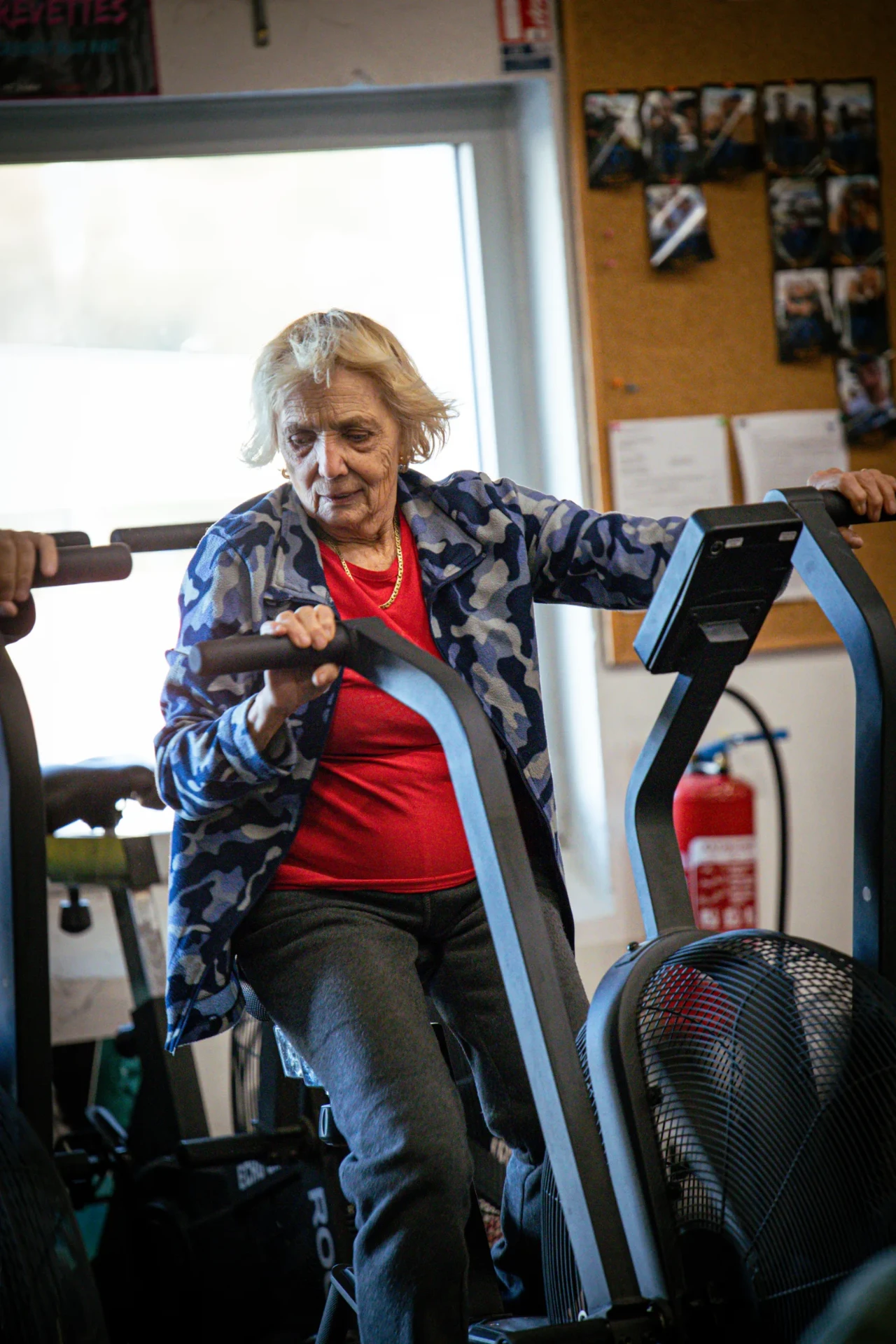 Cardio sur vélo assault bike, exercice adapté aux seniors à la box CrossFit Bluebird