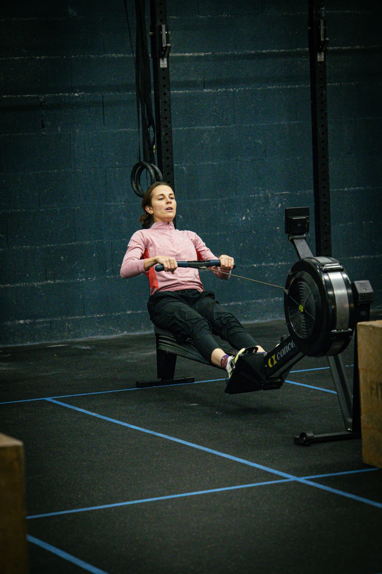 Adhérente à l'entraînement sur rameur Concept2 dans la salle de CrossFit
