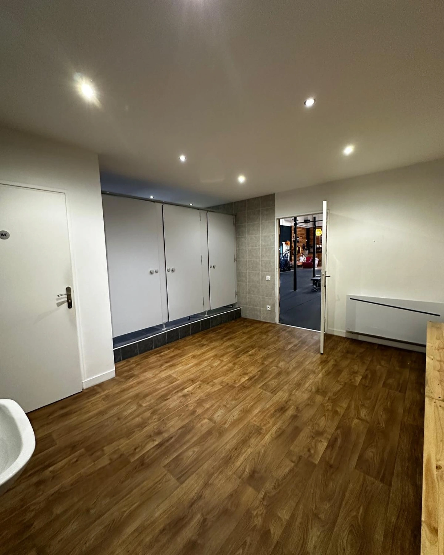 Vestiaires et douches individuelles de la salle de CrossFit à Saint-Étienne