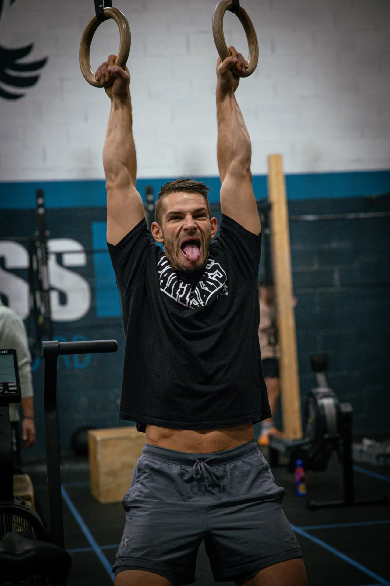 Athlète aux anneaux de gymnastique à CrossFit Blue Bird