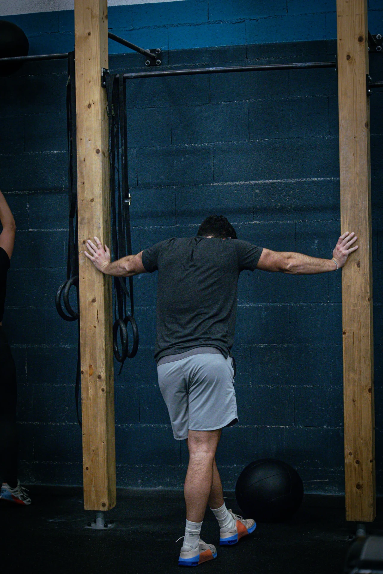 Athlète au repos contre le rig de la box CrossFit Blue Bird à Saint-Étienne