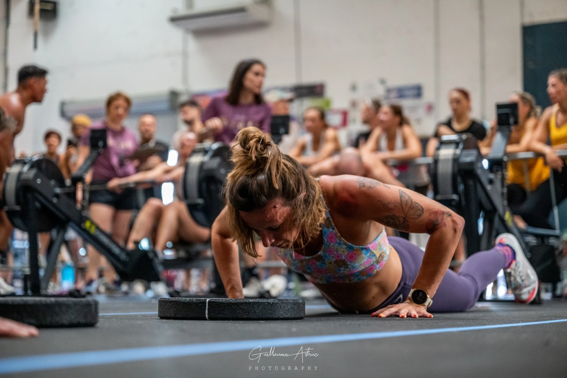 Athlète en pompes pendant une compétition CrossFit à Saint-Étienne