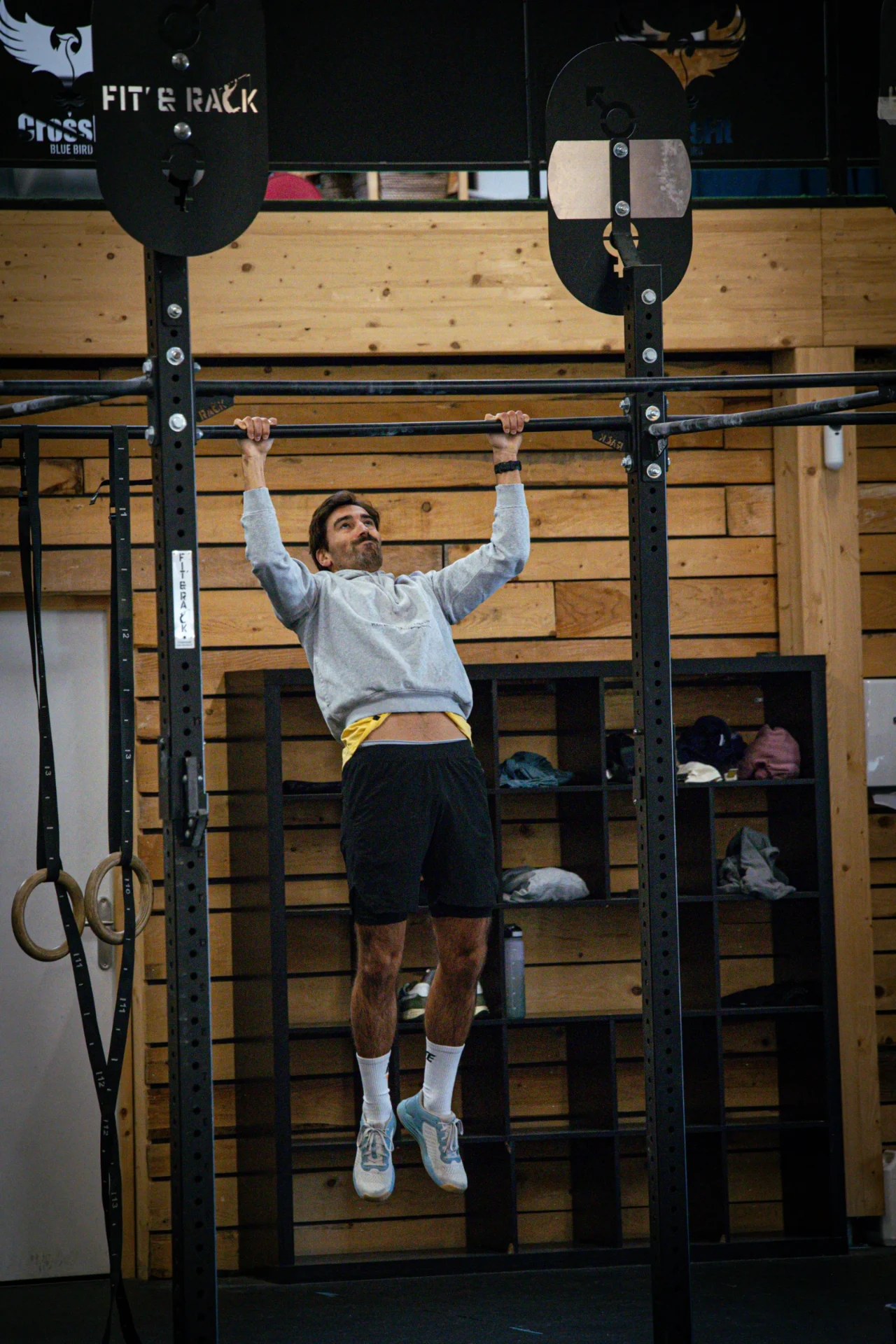 Tractions à la barre fixe sous le rig de la box CrossFit Blue Bird
