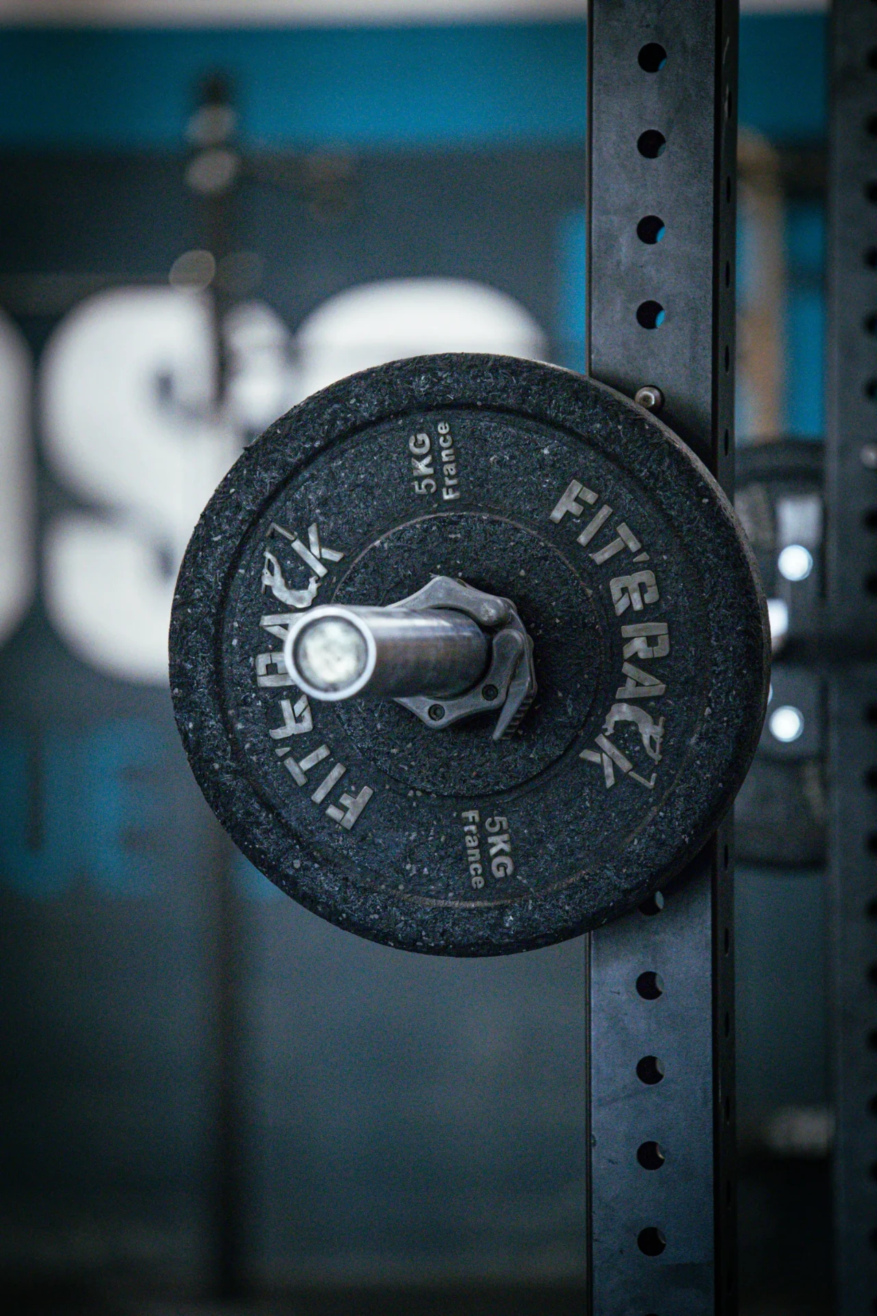 Disque bumper Fit'Rack de 5 kg sur une barre olympique