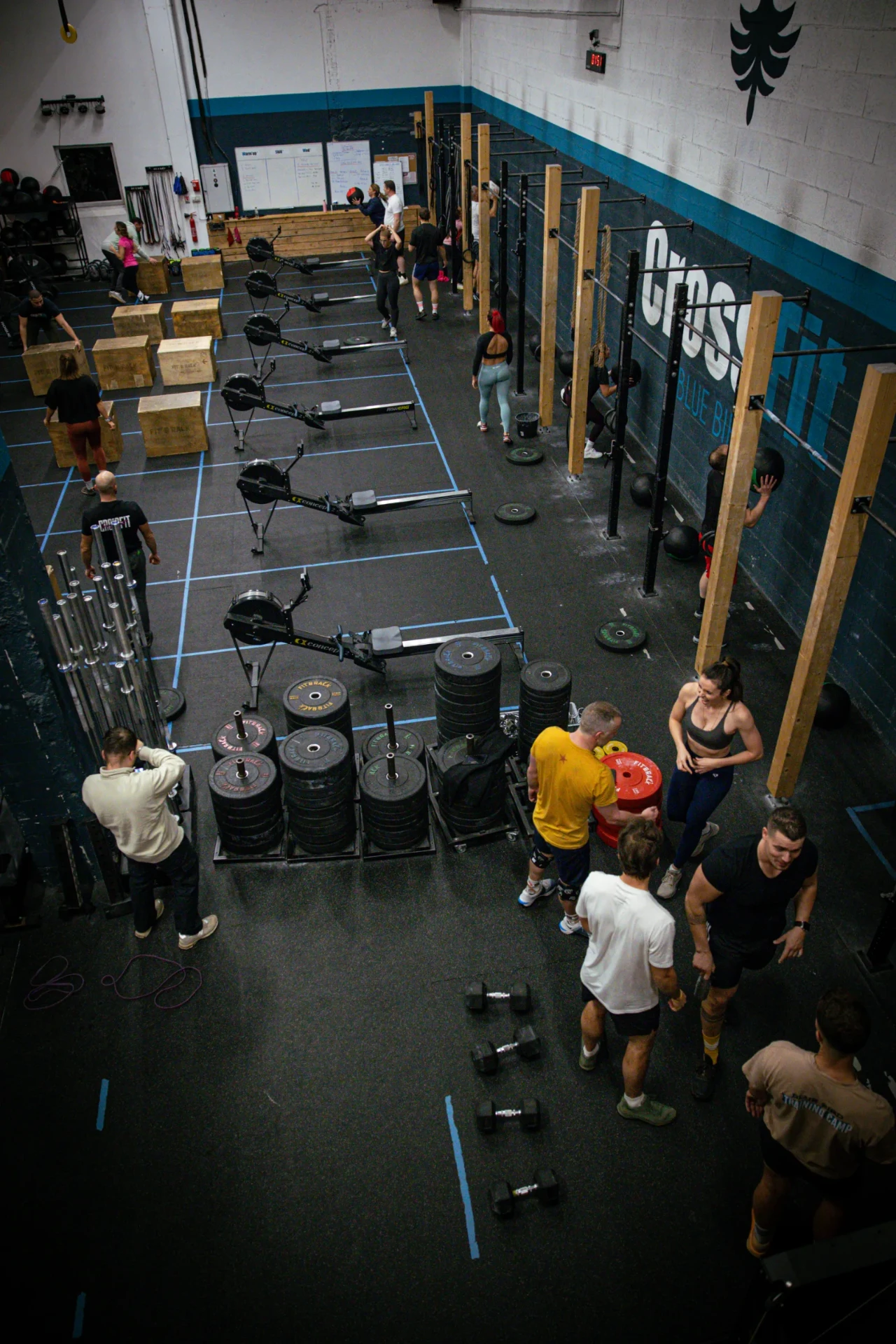 Vue d'ensemble de la salle de CrossFit à Saint-Étienne pendant un cours collectif