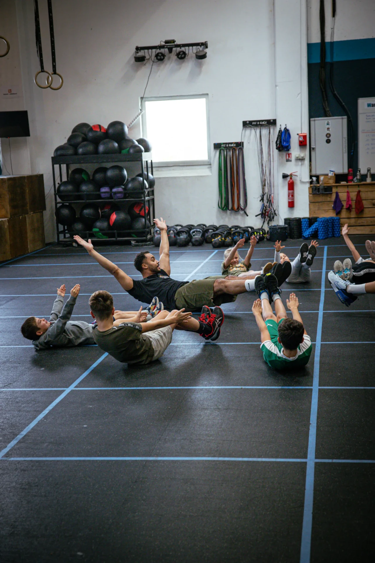 Groupe d'enfants et leur coach pendant un cours de CrossFit Kids à Saint-Étienne