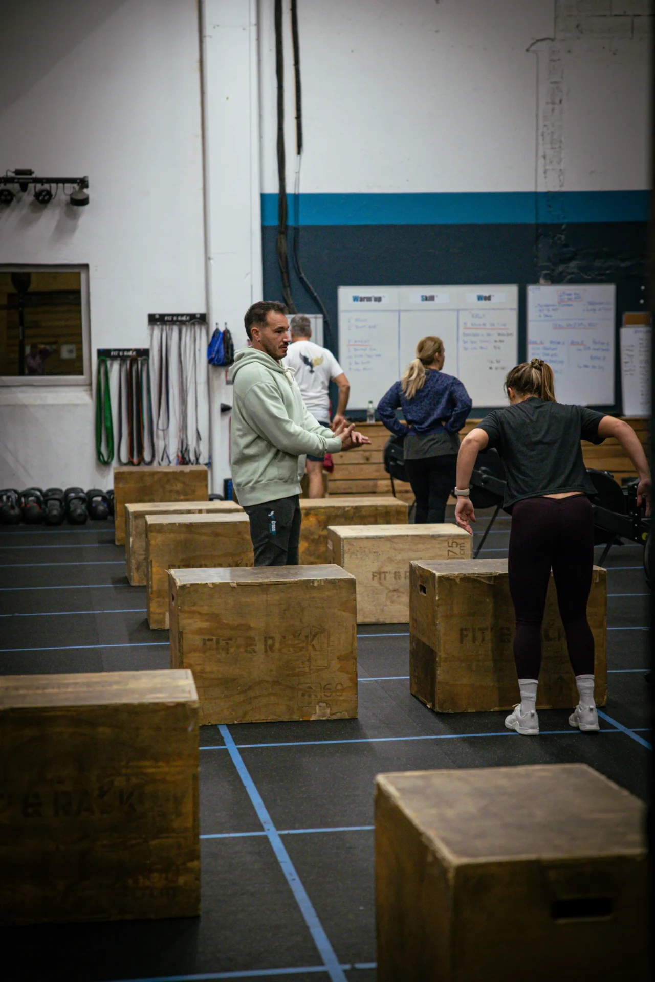 Groupe devant le tableau du WOD avant un entraînement CrossFit à Saint-Étienne