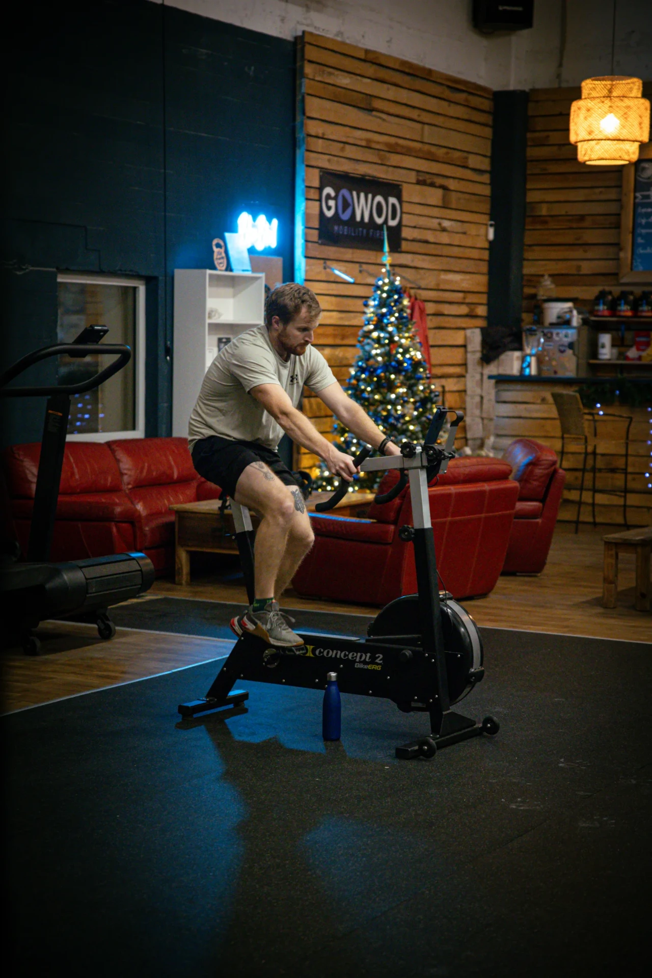 Séance de cardio sur BikeErg Concept2 dans l'espace détente de la box