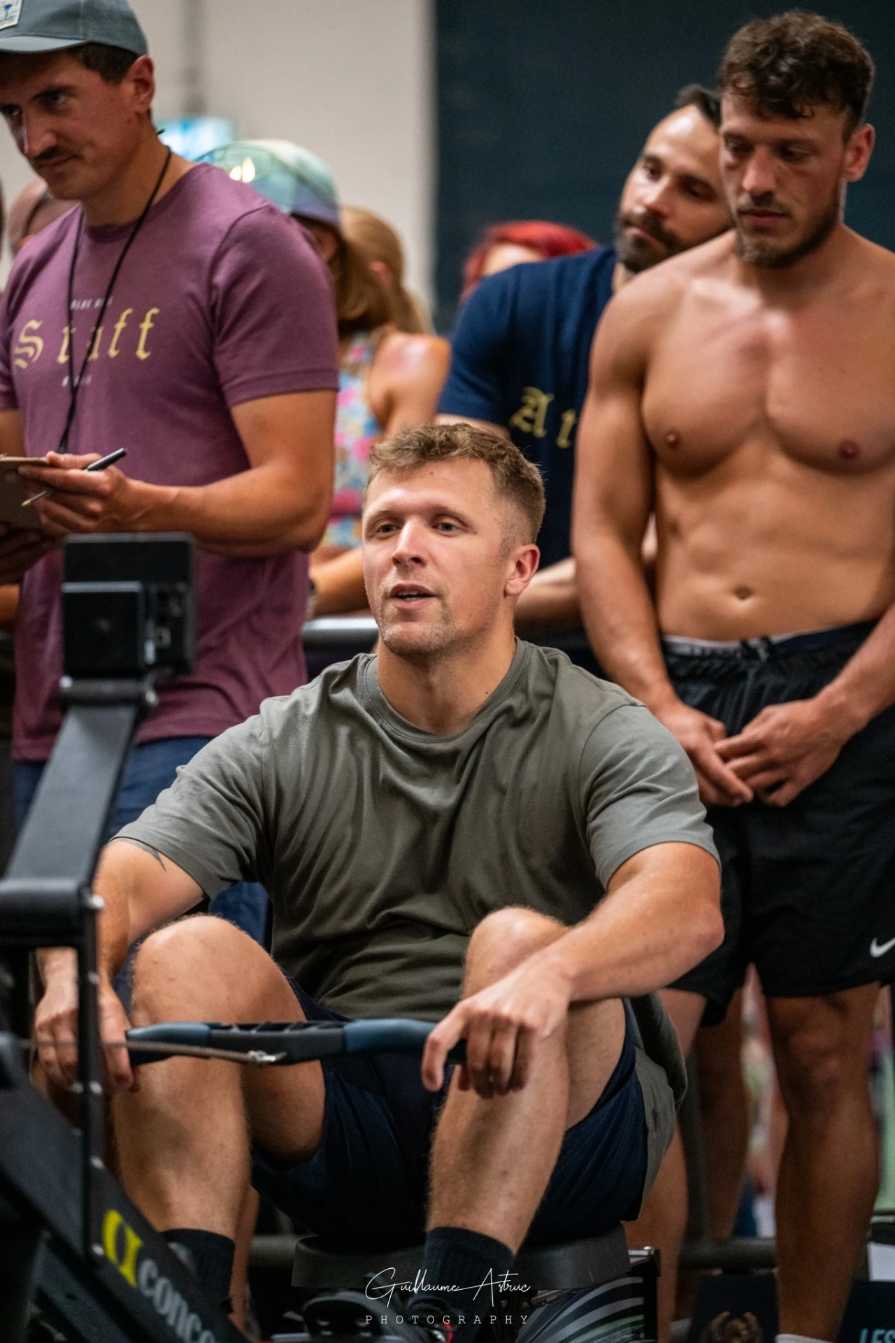 Athlète au rameur Concept2 à la box CrossFit Bluebird
