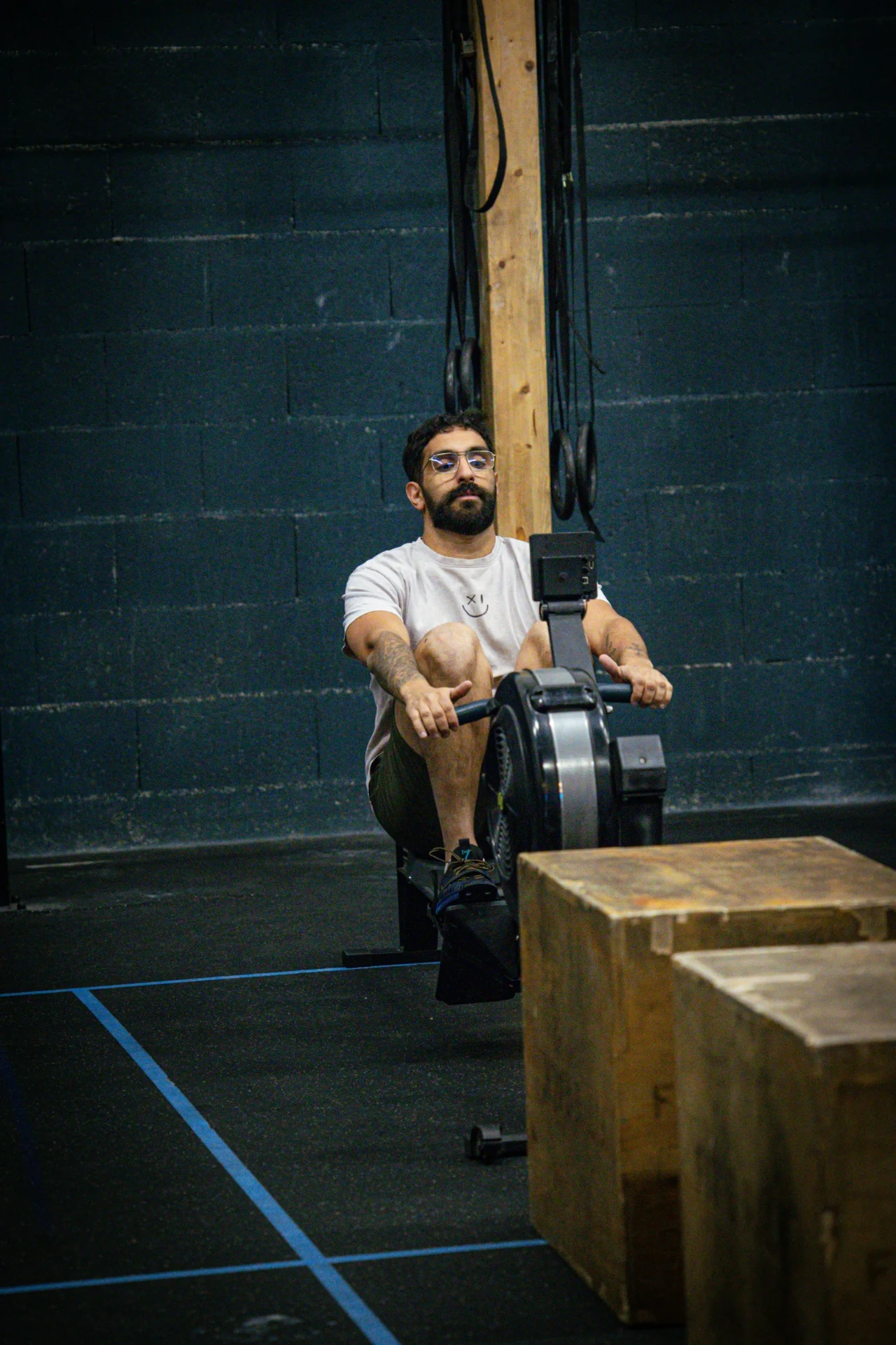 Athlète au rameur pendant un WOD à CrossFit Blue Bird