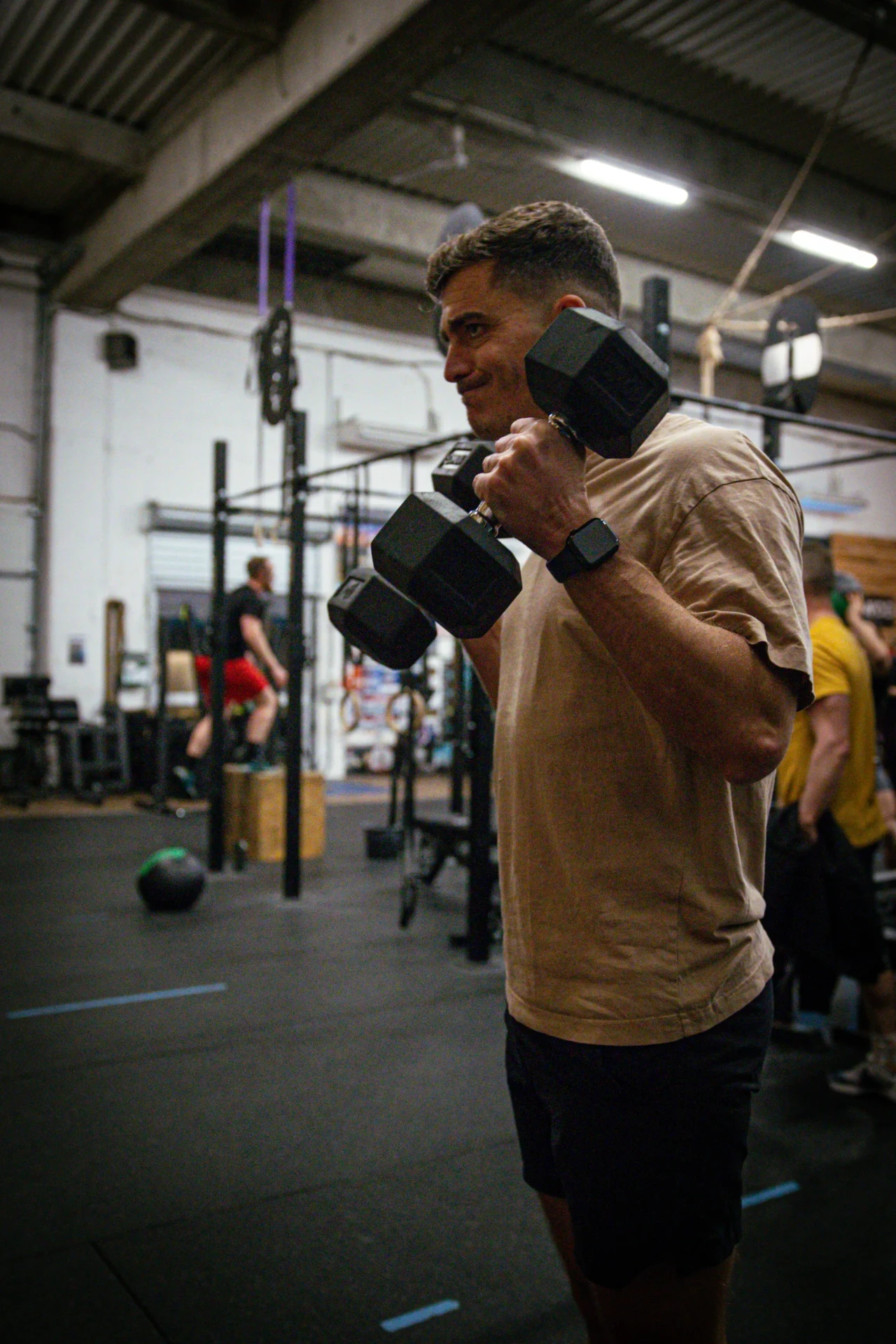 Travail aux haltères pendant un entraînement CrossFit à Saint-Étienne