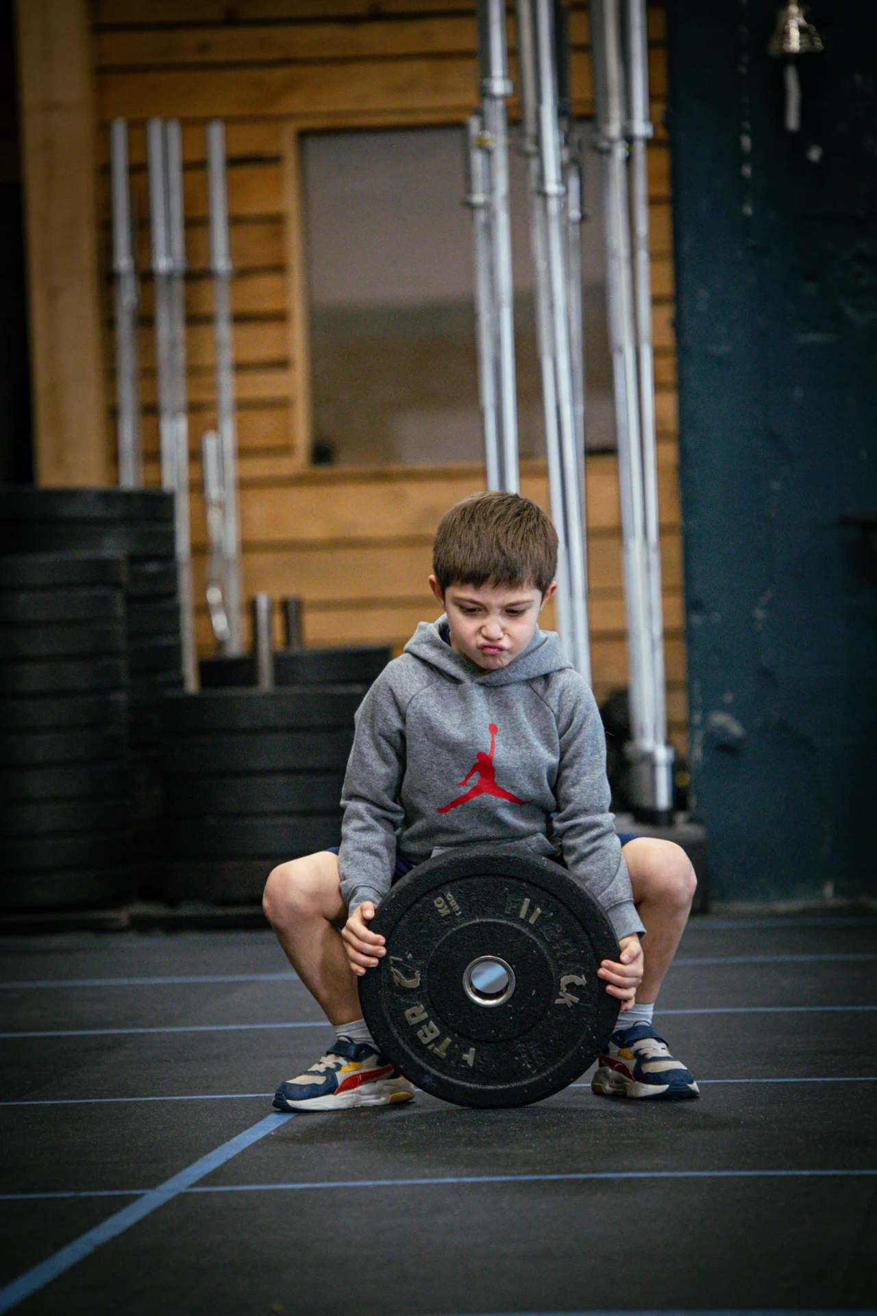 Jeune athlète soulevant un disque en cours de CrossFit Kids à Saint-Priest-en-Jarez