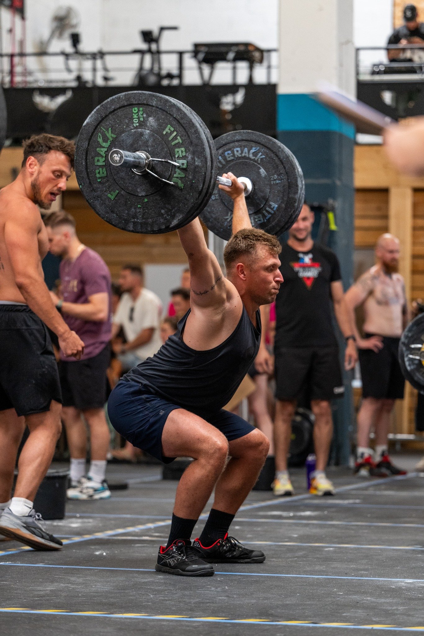 Homme portant barre de musculation a sa taille